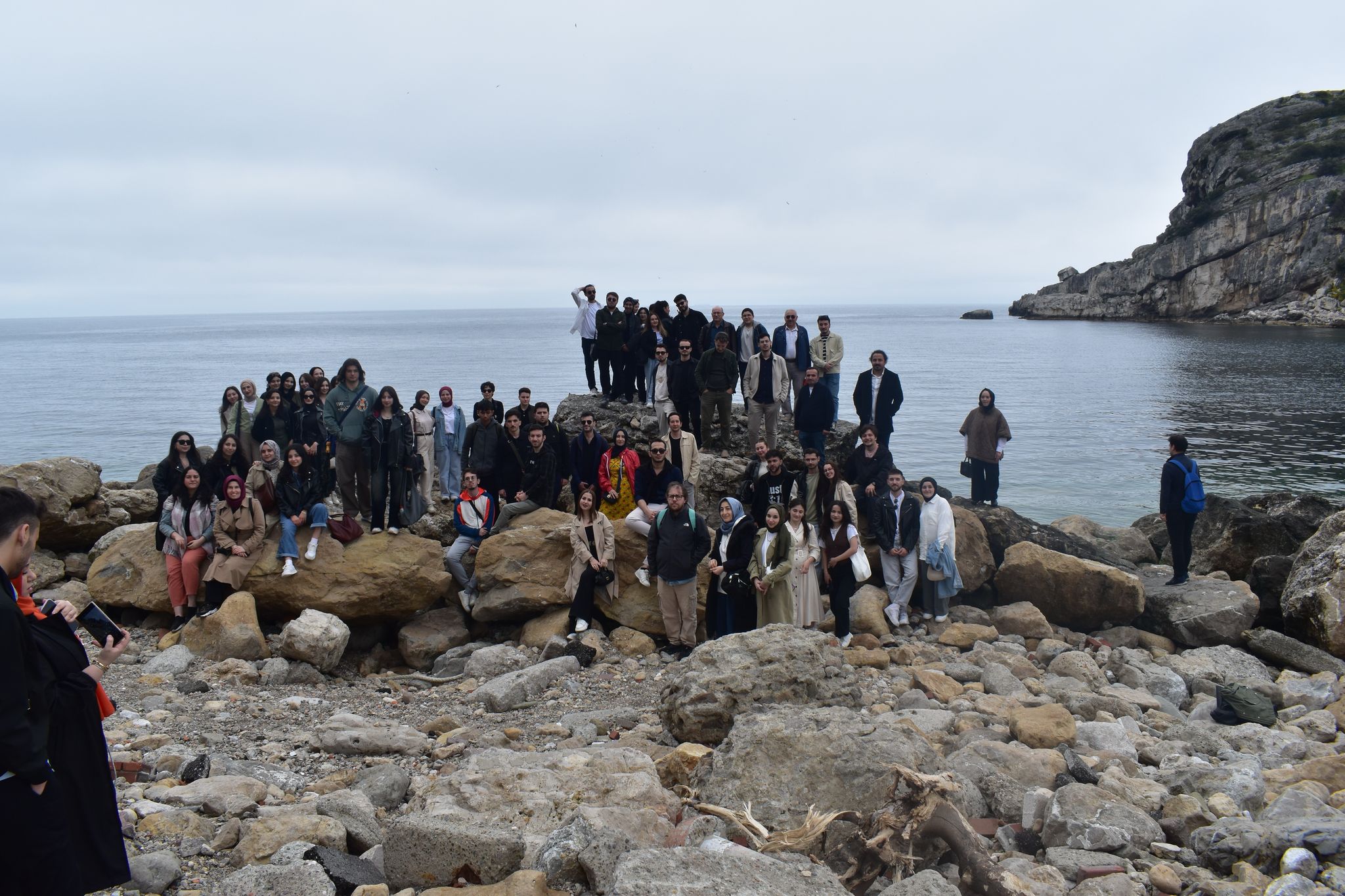  Amasra deniz kenarında tura katılanlar