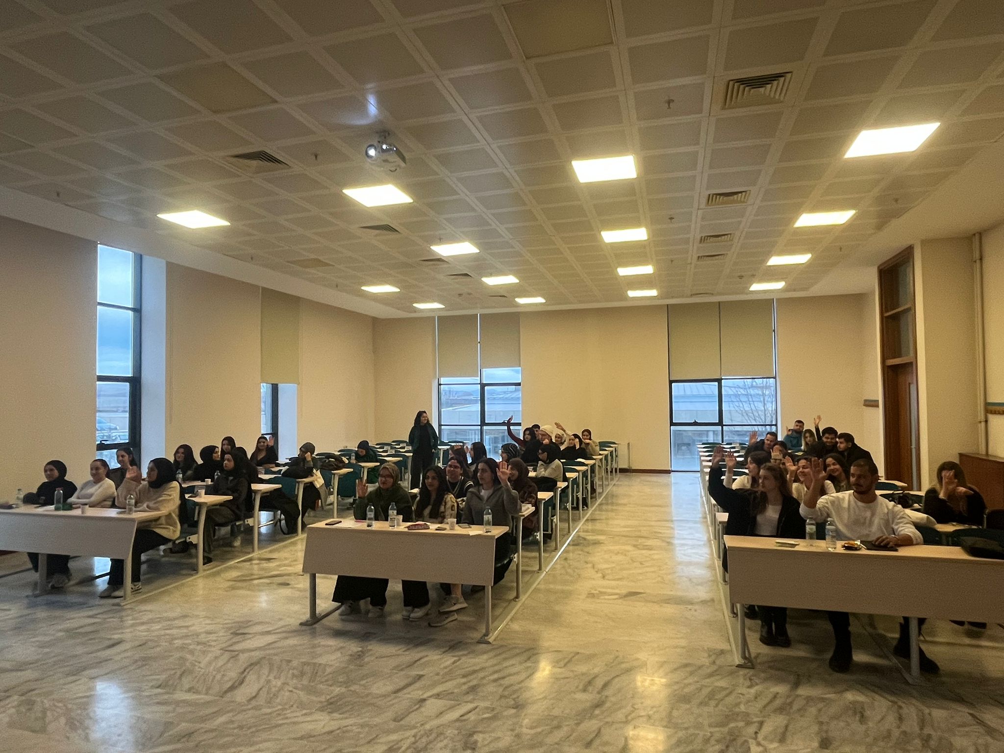 Öğrencilerin, sunum esnasında çekilmiş bir fotoğrafı