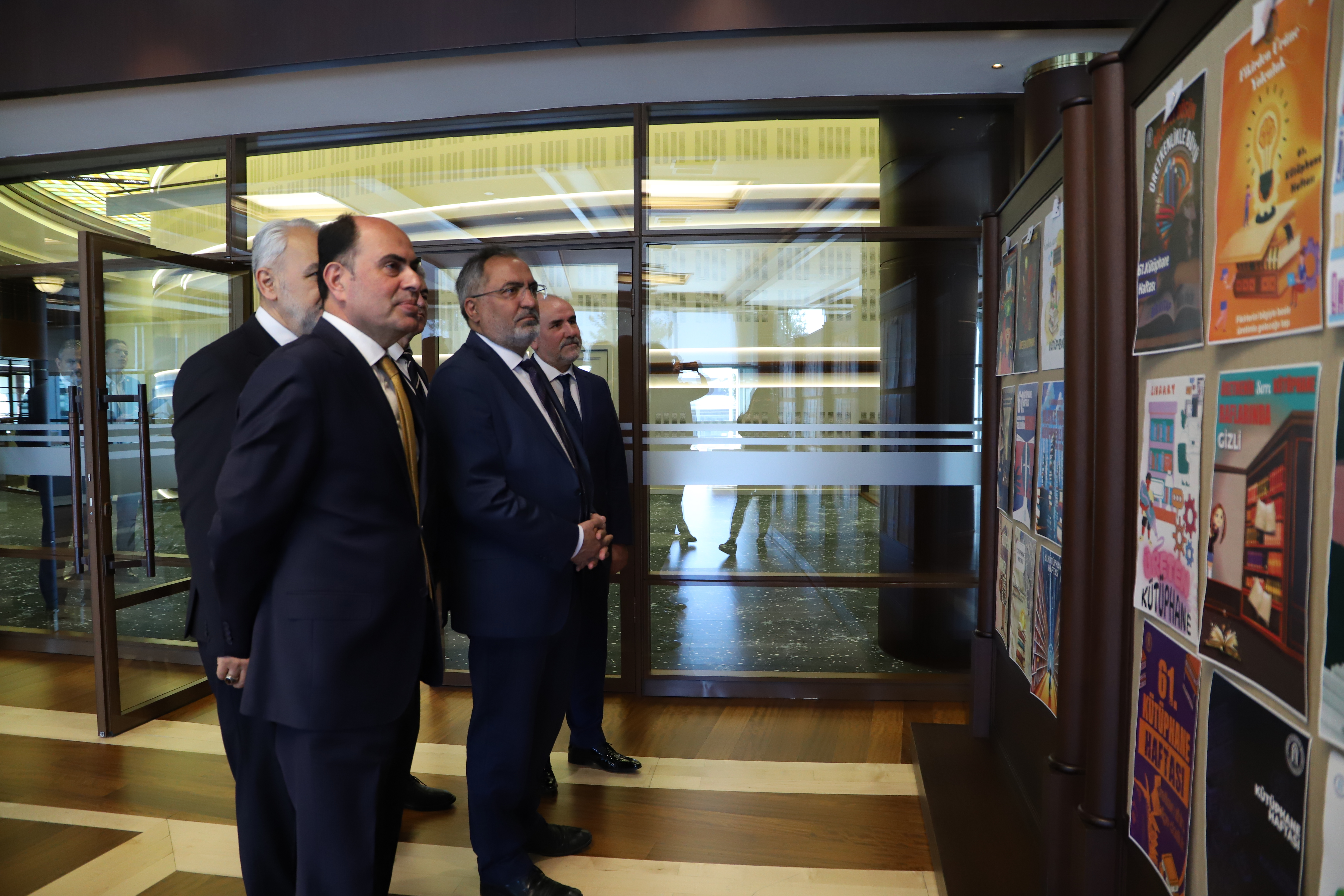 Rektörümüz ve birkaç hocamızın çalıştay ile ilgilli afişleri incelerken çekilmiş bir fotoğrafı