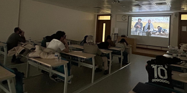 Anabilim Dalımız tarafından 18 Şubat 2025 Salı günü A171 nolu salonda saat 14.00’te, fakültemiz bünyesindeki filmin gösteriminde Cadde-i Hâkî adlı film akademisyenler ve öğrenciler tarafından izleniyor.