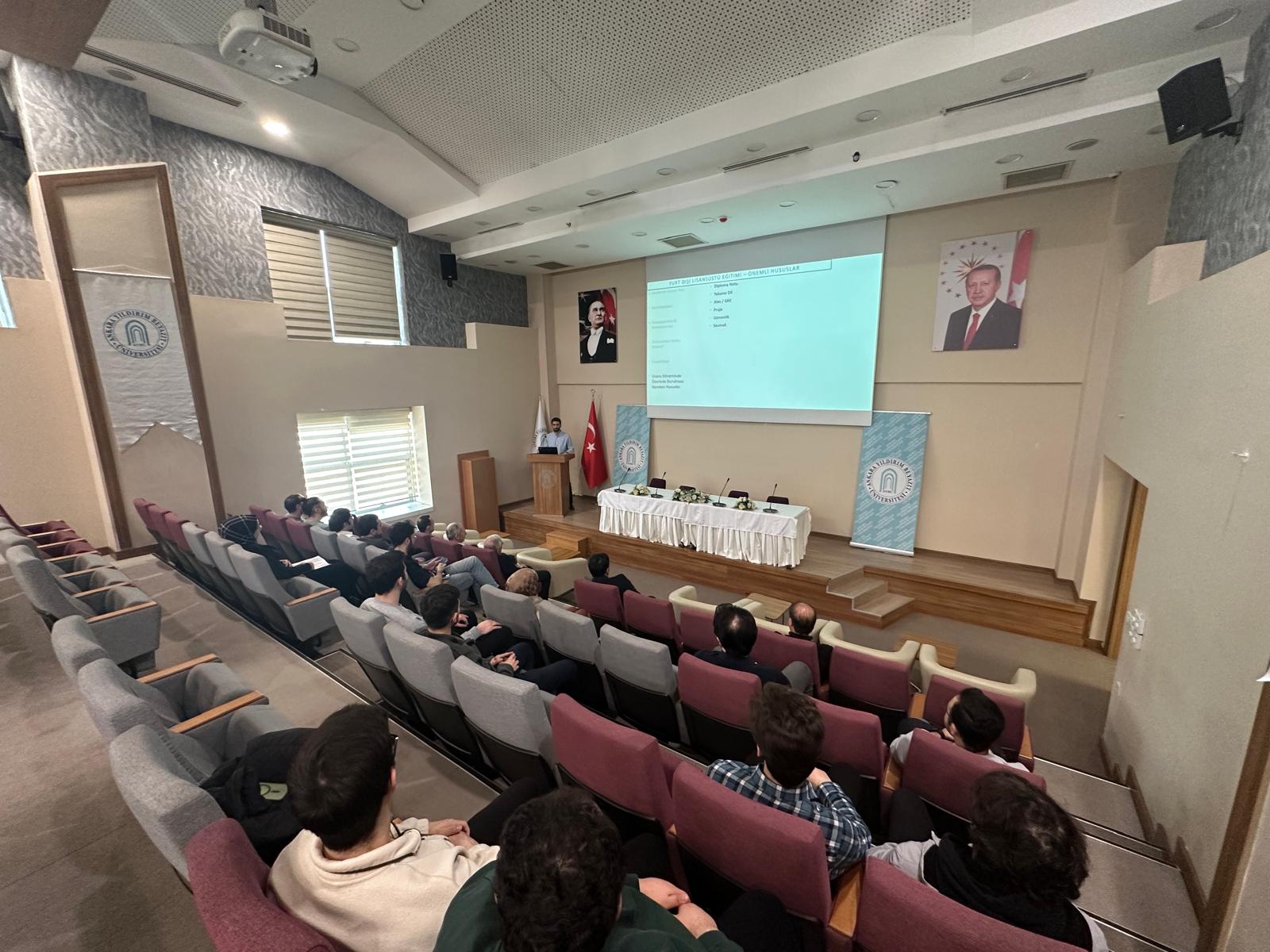 Seminer sırasında çekilen geniş açı toplantı fotoğrafı