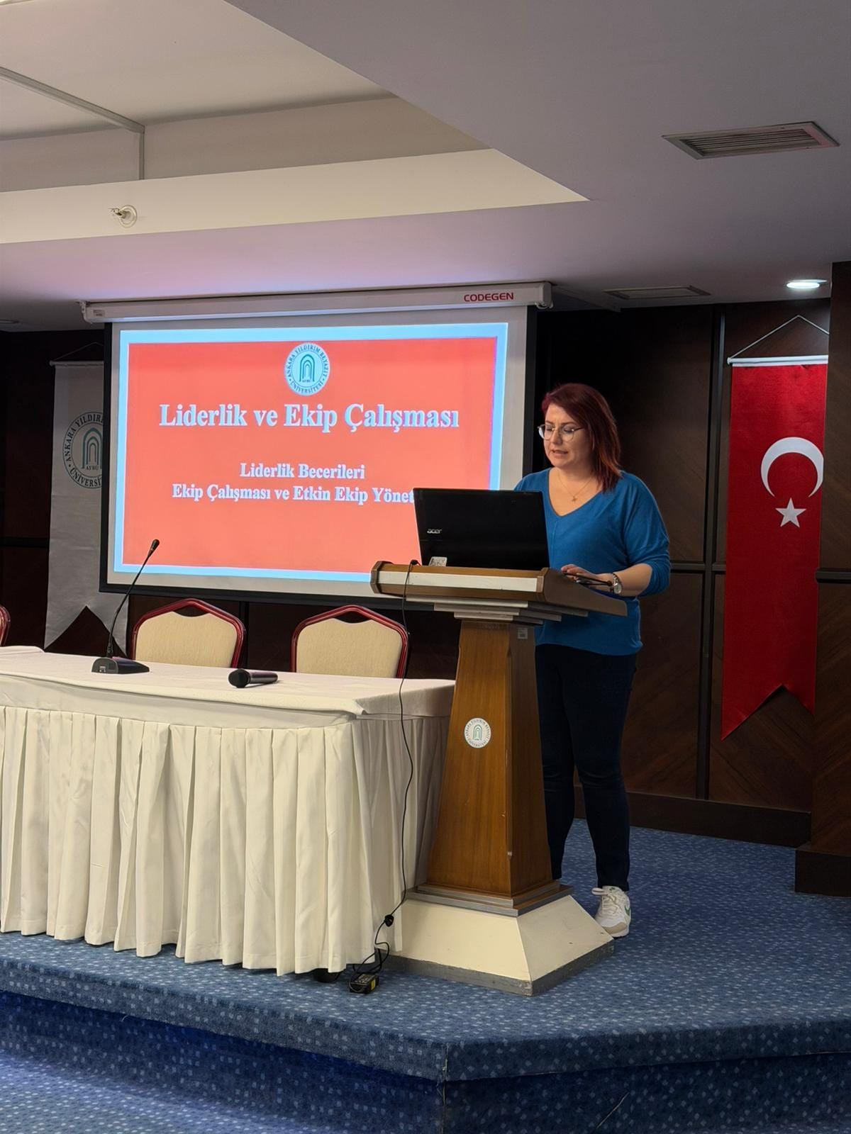 Dr. Öğr. Üyesi Esra Tayaz'ın sunumu esnasında çekilen fotoğraf