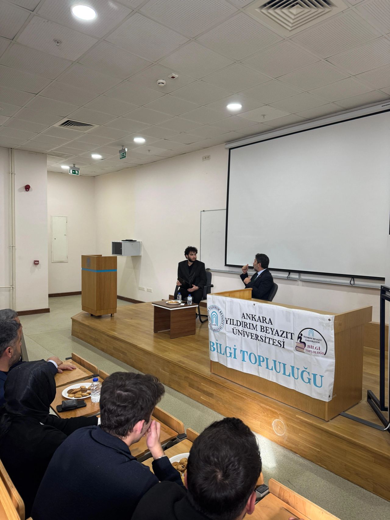 Mehmet Bilir'in soru cevap etkinliği esnasında çekilmiş bir fotoğrafı