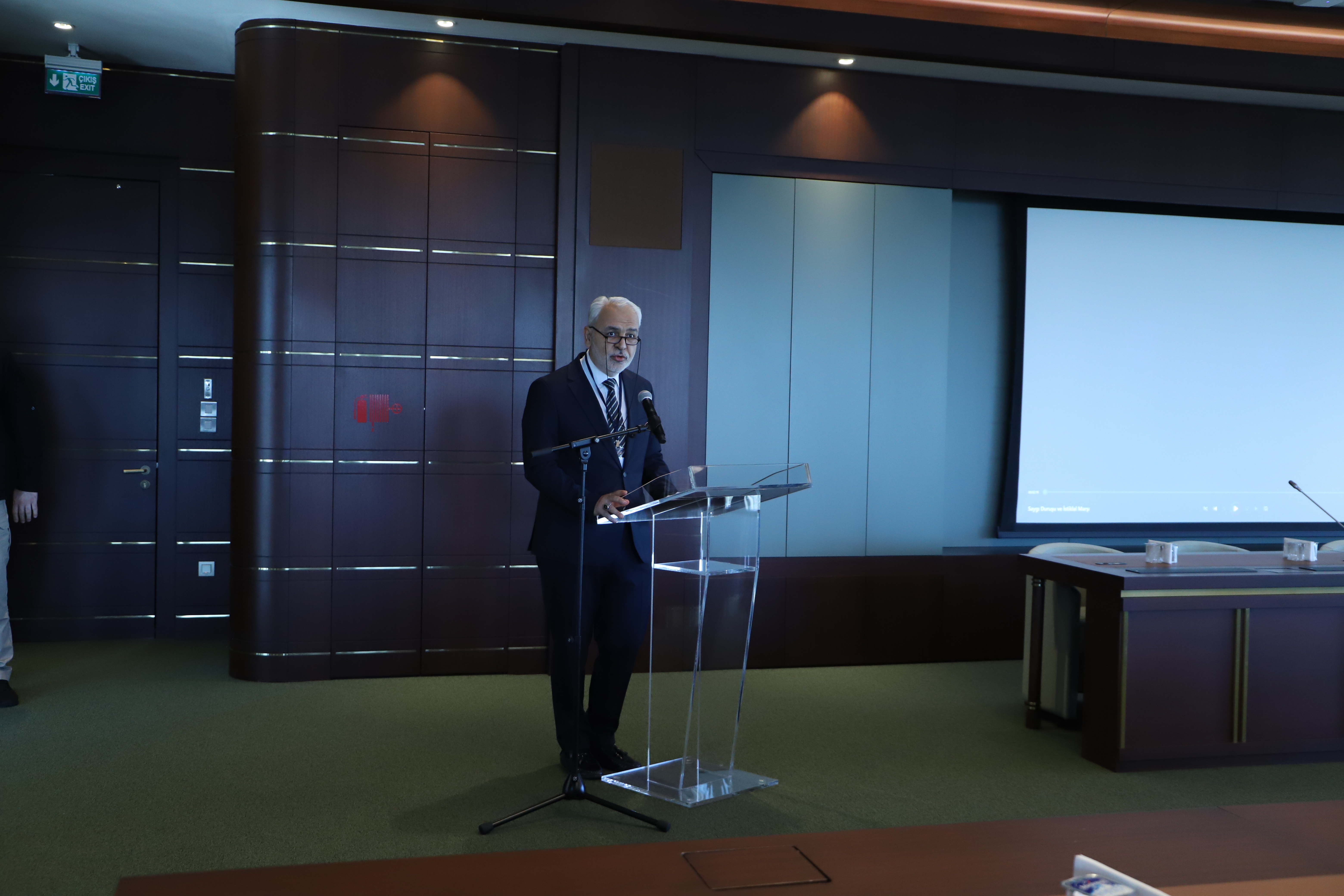 Hocamızın konuşma yaparken çekilmiş bir fotoğrafı