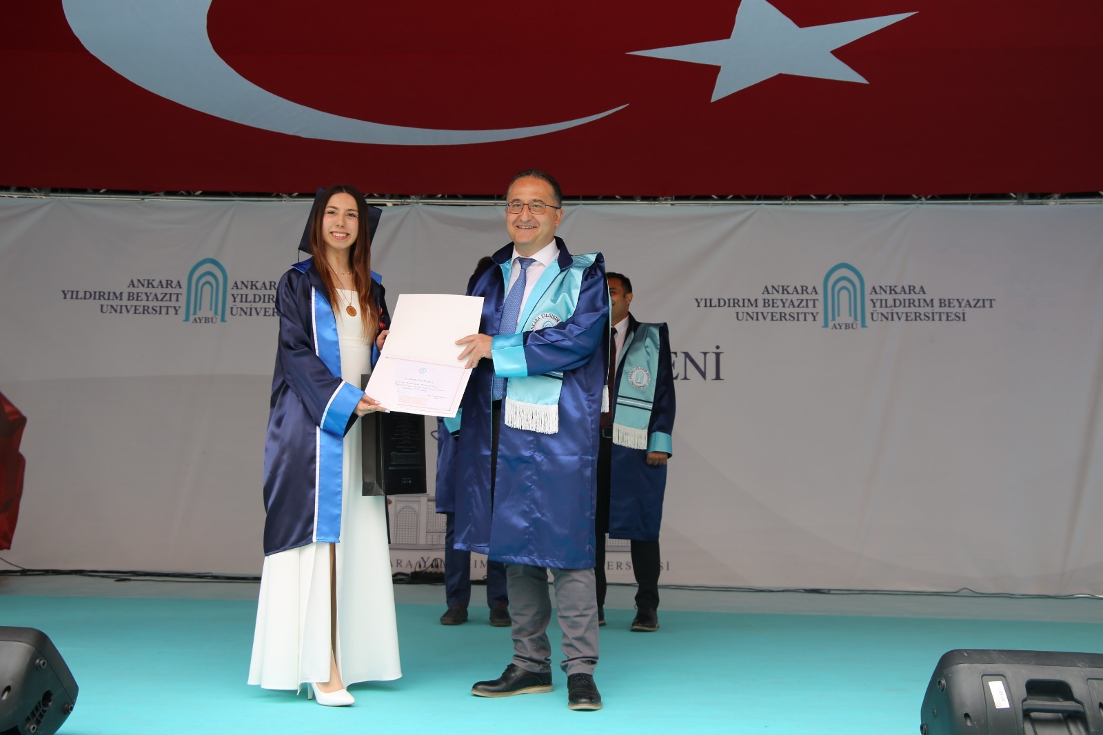 Prof. Dr. Kamil Arslan, Vice Head of the Department of Mechanical Engineering, presenting the second-place certificate to Nuray Nur Karcı during the 2024–2025 Academic Year Graduation Ceremony.