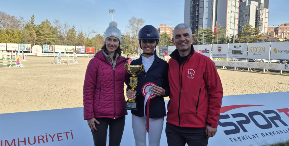 AYBÜ Spor Kulübü Binicisi  Defne TURASAN'dan 8 Mart'ta Anlamlı Başarı