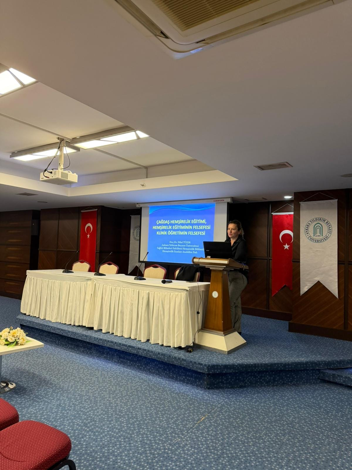 Doç. Dr. Hilal Tüzer'in sunumu esnasında çekilen fotoğraf