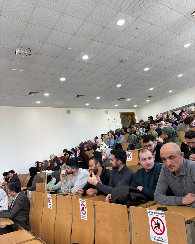 Münazara etkinliğini dinleyen öğrenciler dikkatle sunumu takip ederken çekilen bir kare.