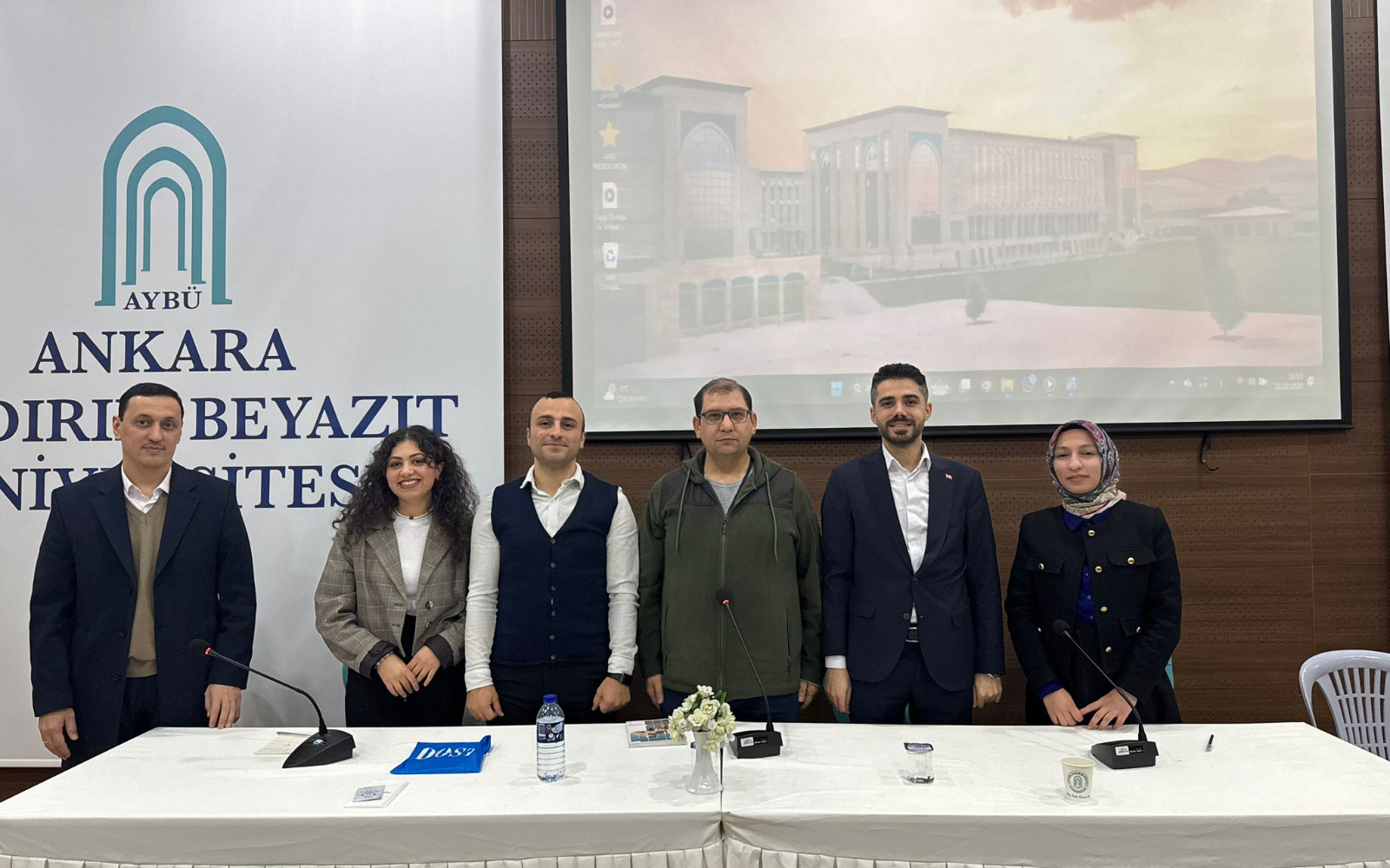 Öğretim Üyelerimiz ve Mezun Öğrencilerimizin Sahnede Fotoğrafı. 