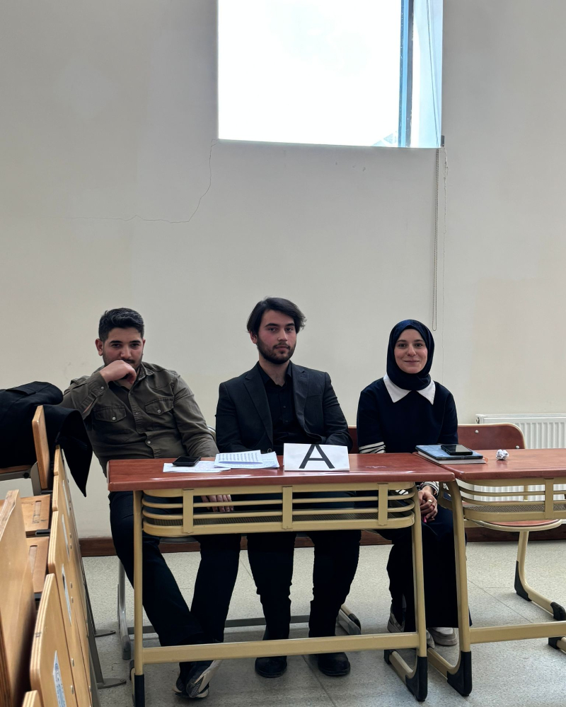 Öğrenciler Arası Münazara Programı’nda yarışan öğrenci grubundan bir kare.
