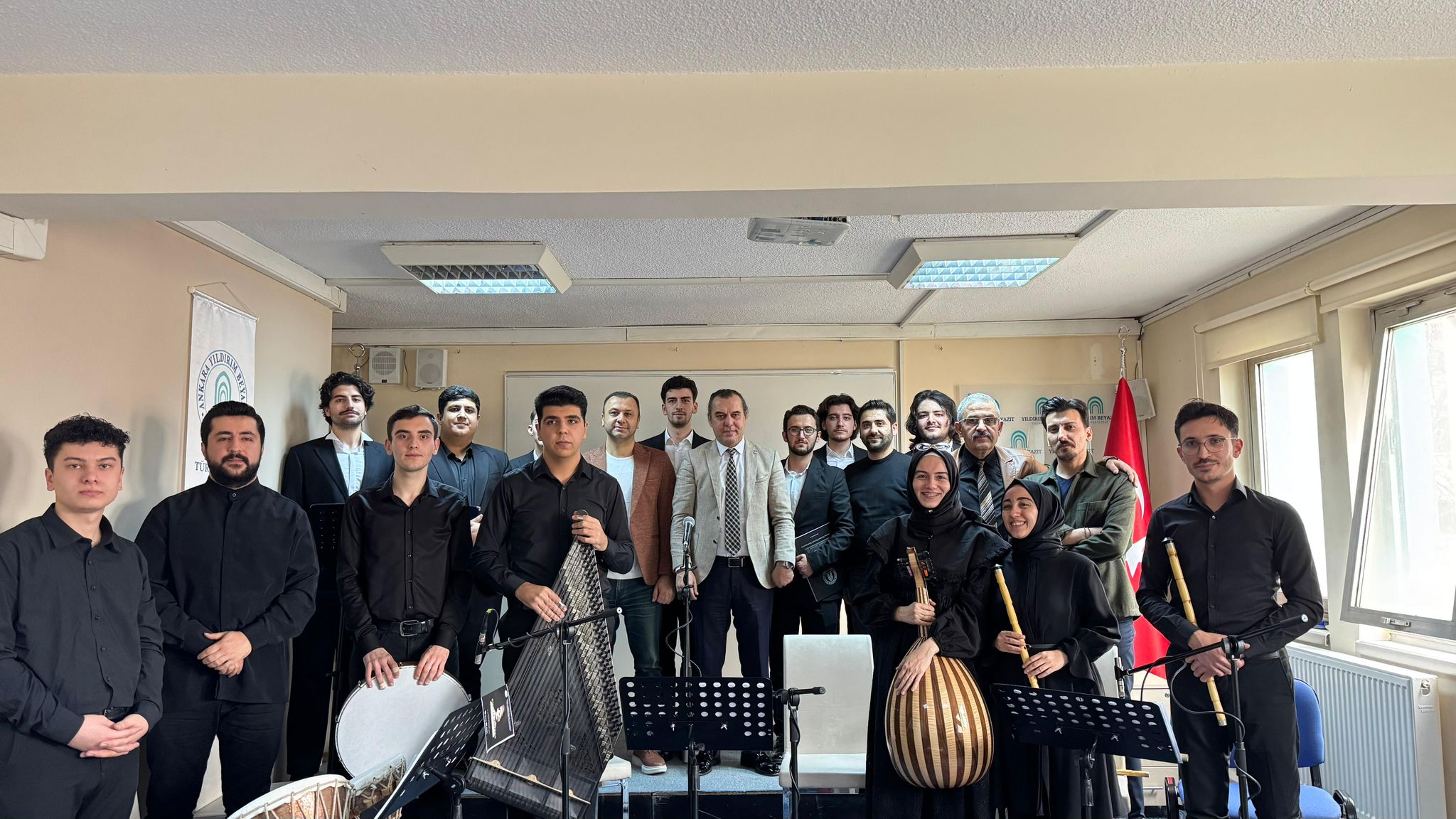 Konser sonrası toplu resim çekimi