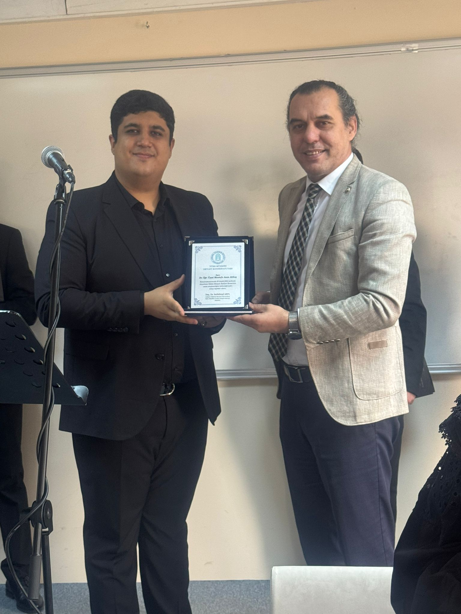 Konser sonrası plaket taktimi