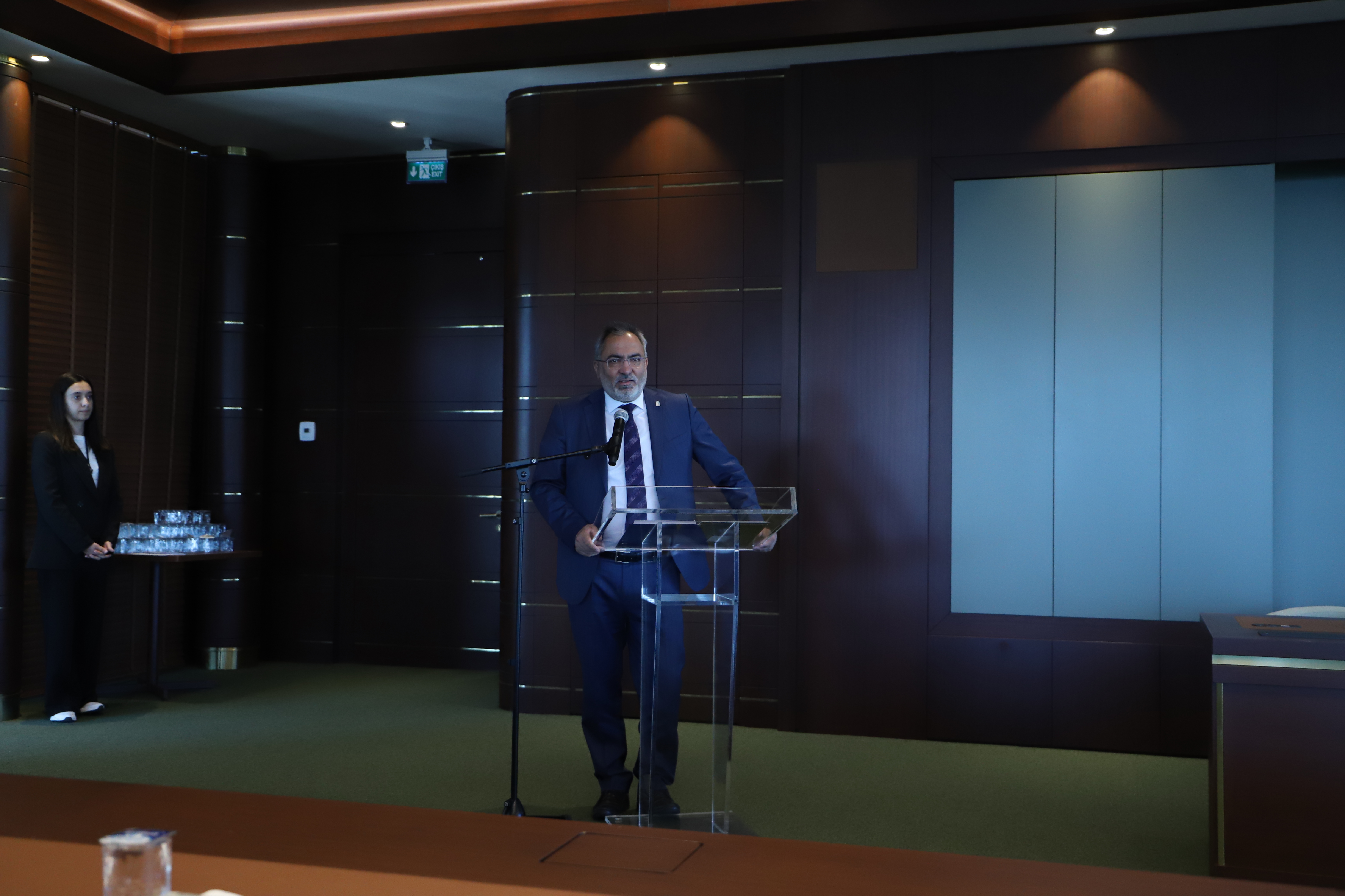 Rektörümüzün konuşma yaparken çekilmiş bir fotoğrafı