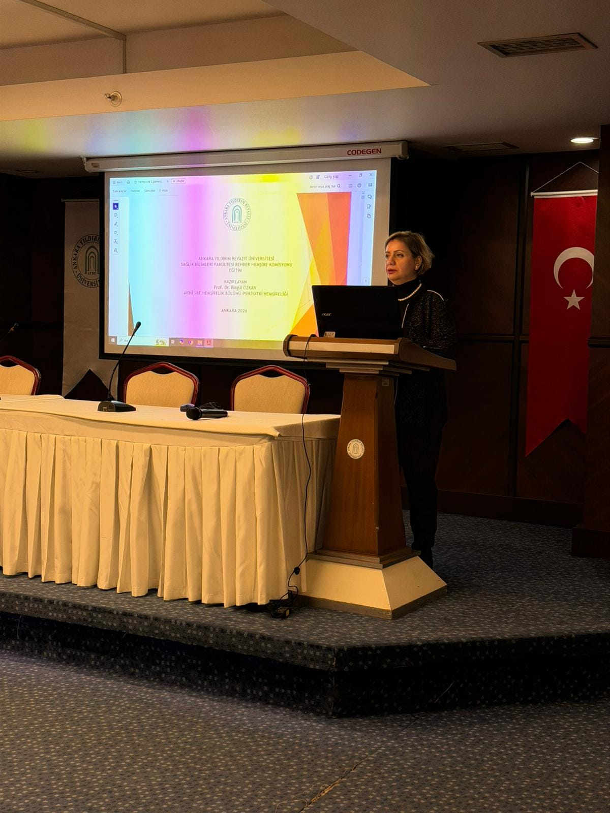 Prof. Dr. Birgül Özkan'ın sunumu esnasında çekilen fotoğraf