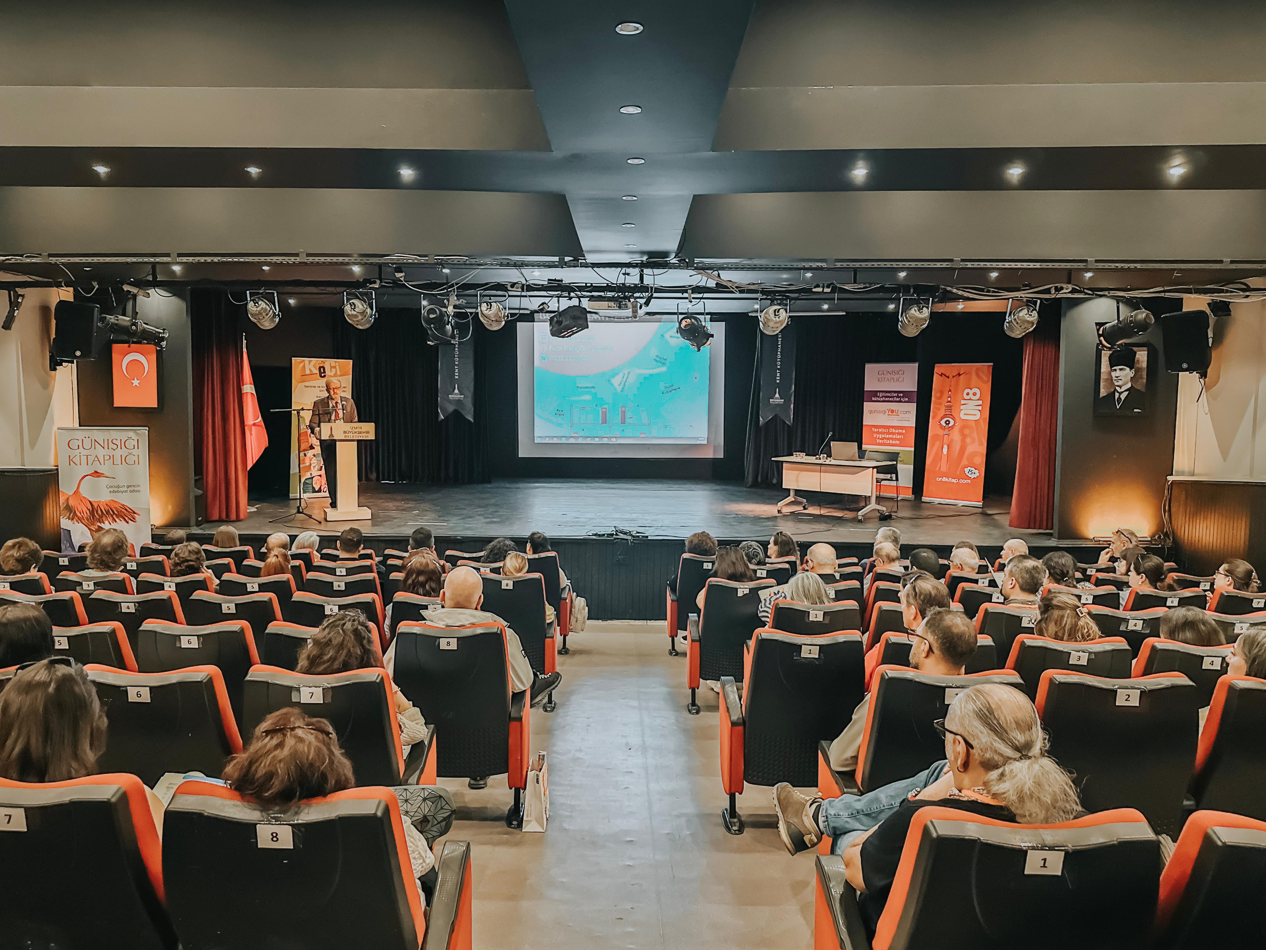 Salonun arkasından, katılımcıların sunumu dinlerken çekilmiş fotoğrafı