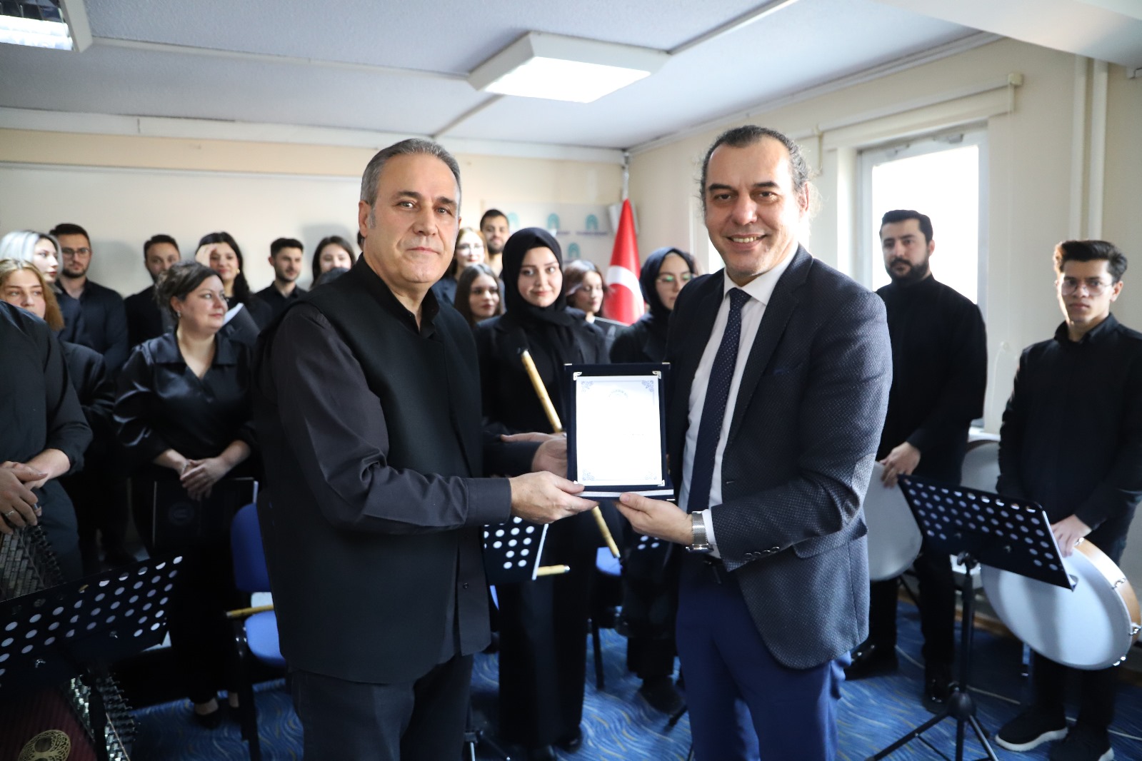 Konser sonrası plaket taktimi
