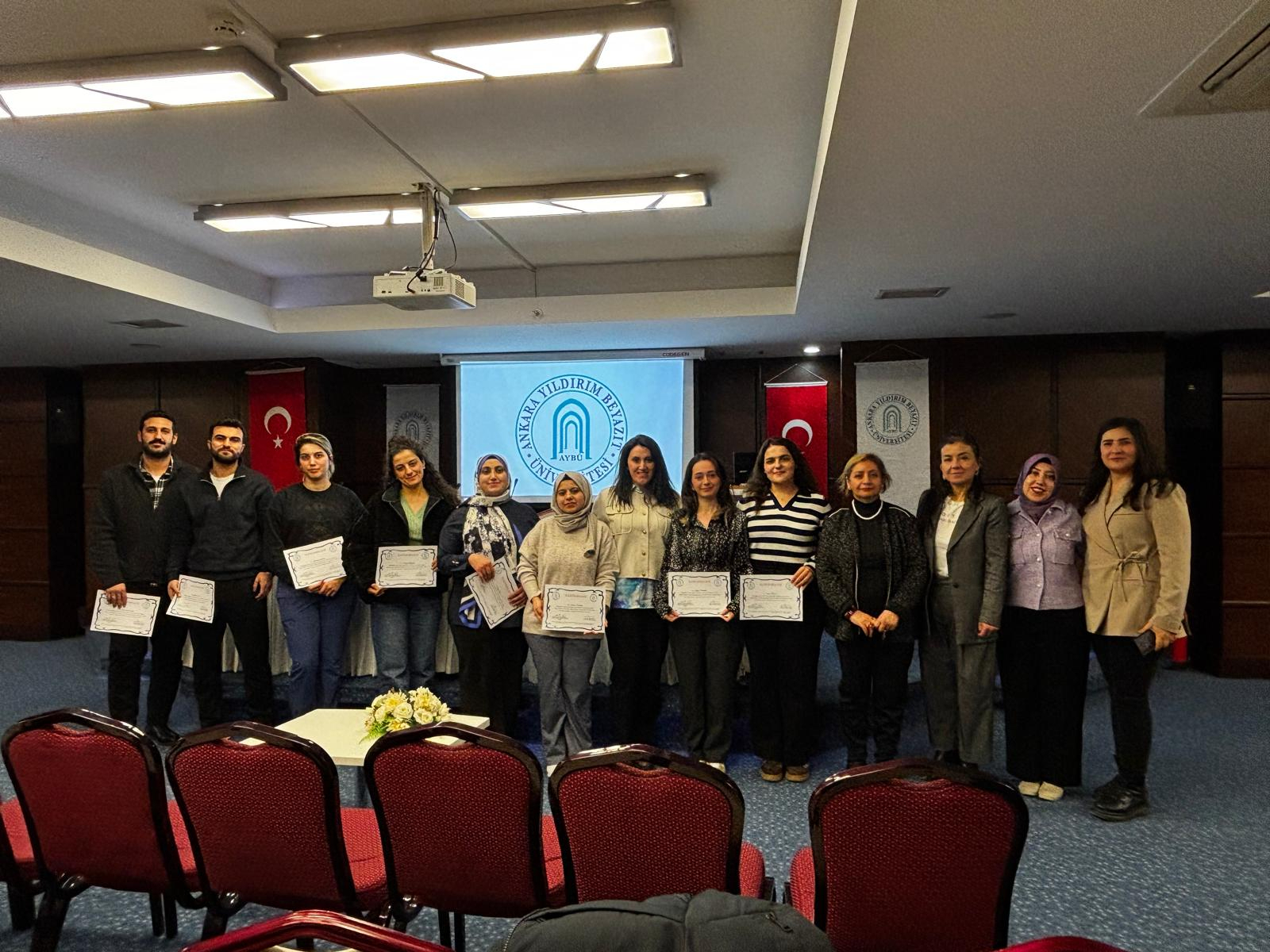 Eğitim sonunda rehber hemşire ve eğitimcilerin bir arada olduğu fotoğraf