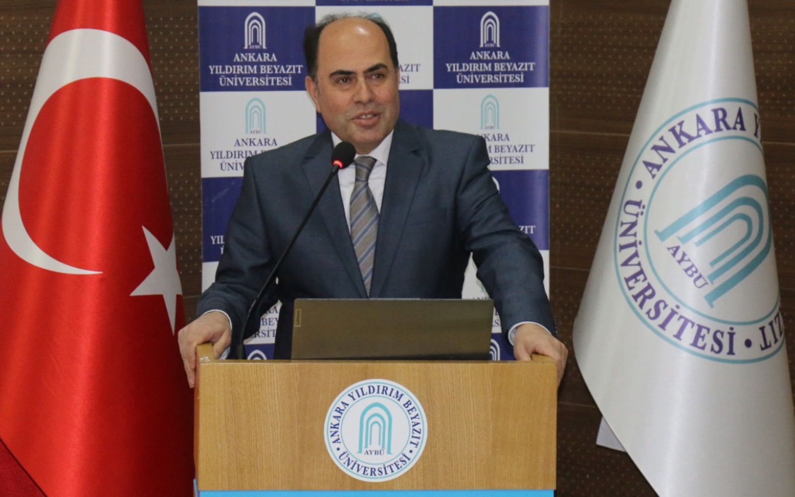 Rektör yardımcımız Prof. Dr. Mustafa Orçan'ın Kürsüde Konuşma Yaparken Çekilmiş Fotoğrafı.