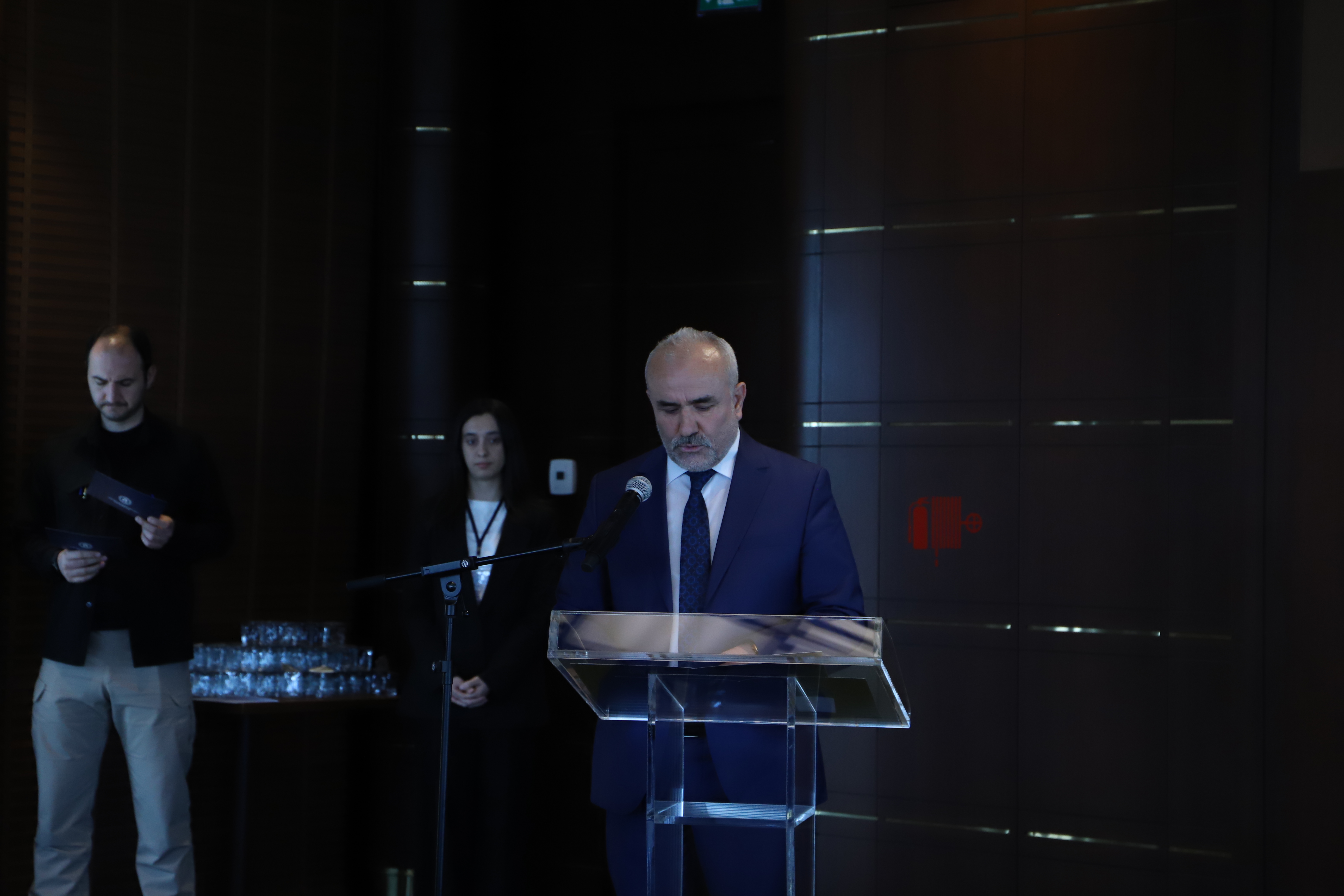 Prof.Dr. Salim Pilav'ın konuşma yaparken çekilmiş bir fotoğrafı