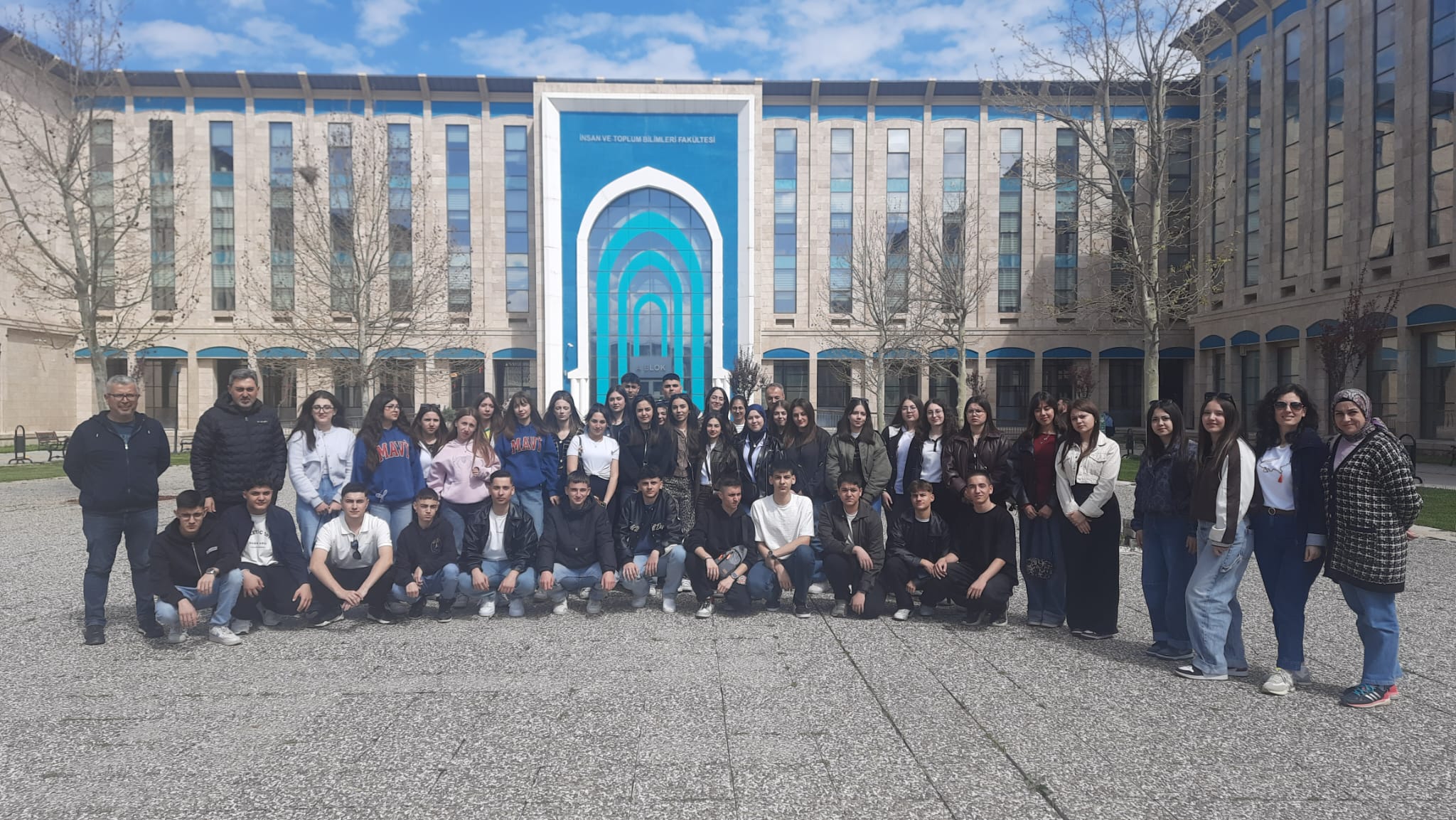 Şehit Dursun Özsaraç Mesleki ve Teknik Anadolu Lisesi öğrencileri okulumuzun bahçesinden bir kare