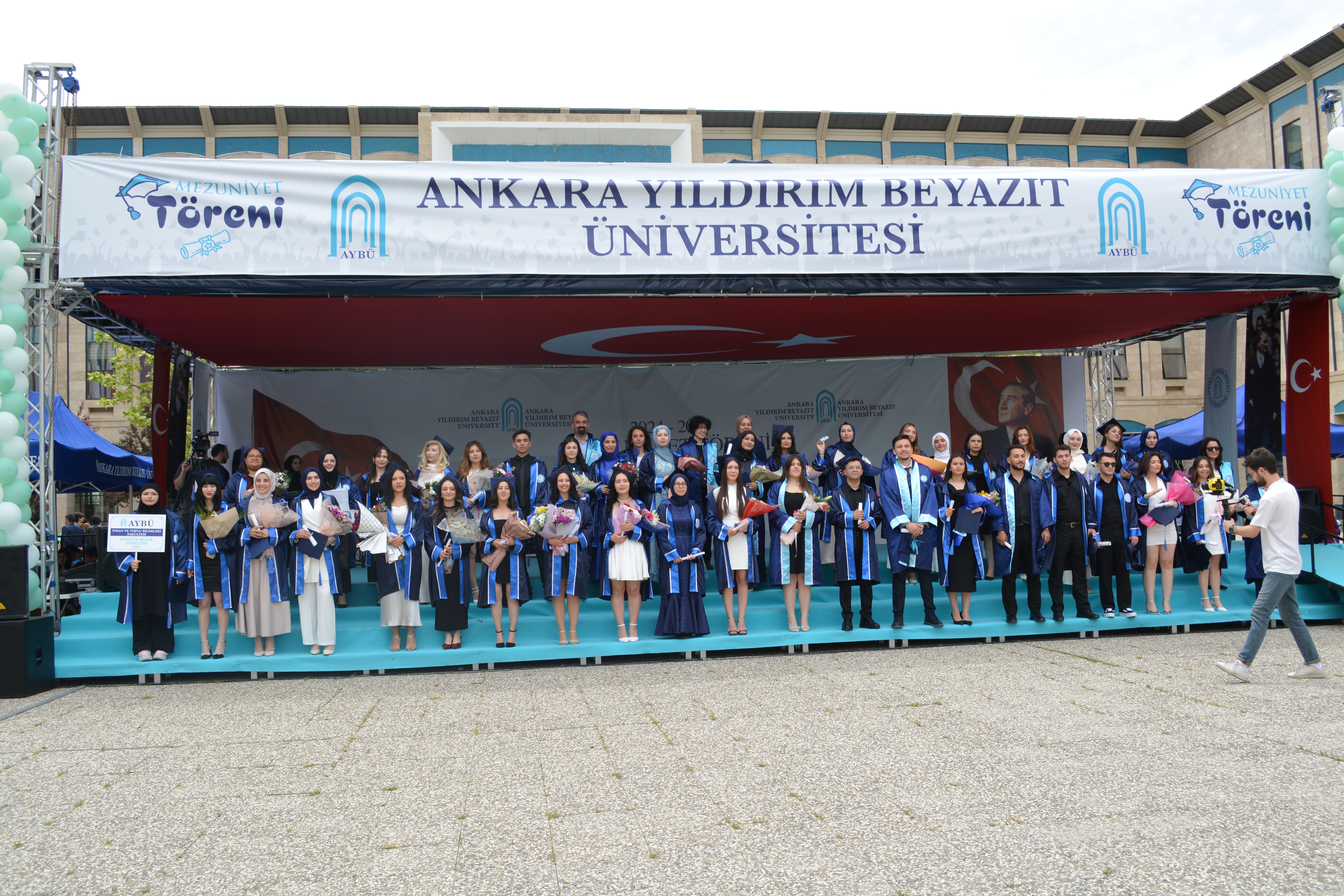 Mezun olan öğrencilerin toplu çekilmiş bir fotoğrafı