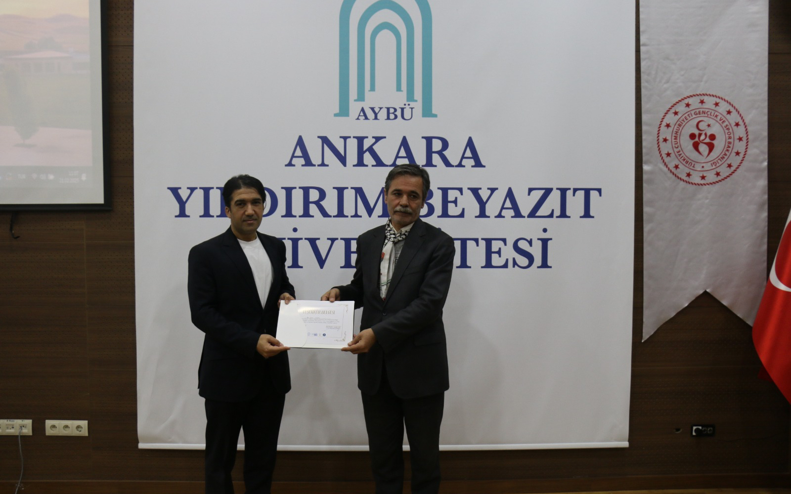 Öğretim Üyemiz Dr. Öğr. Üyesi Kamil Karasu'nun Bölüm Başkanımız Prof. Dr. Sait OKUMUŞ'a Teşekkür belgesi takdimi. 