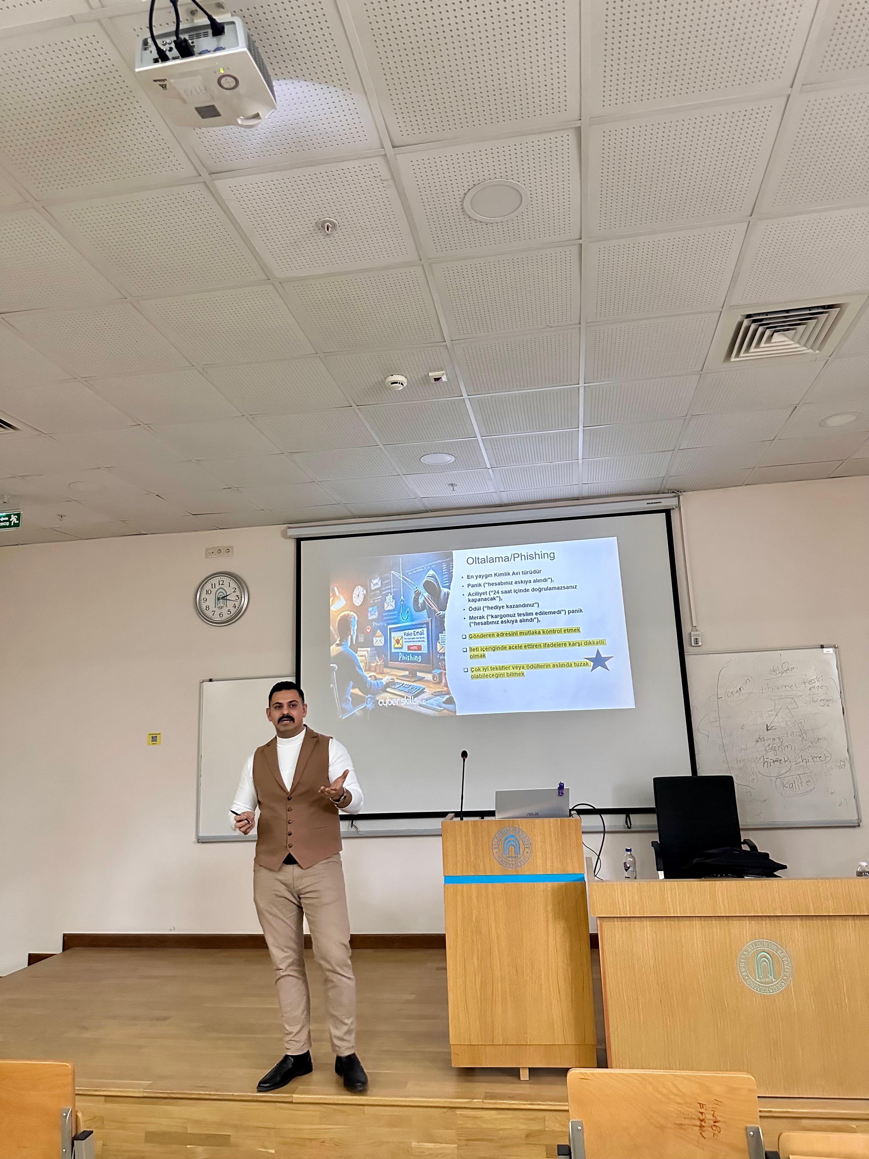 Ahmed Baki Şafak'ın sunum yaptığı esnada çekilen bir fotoğrafı