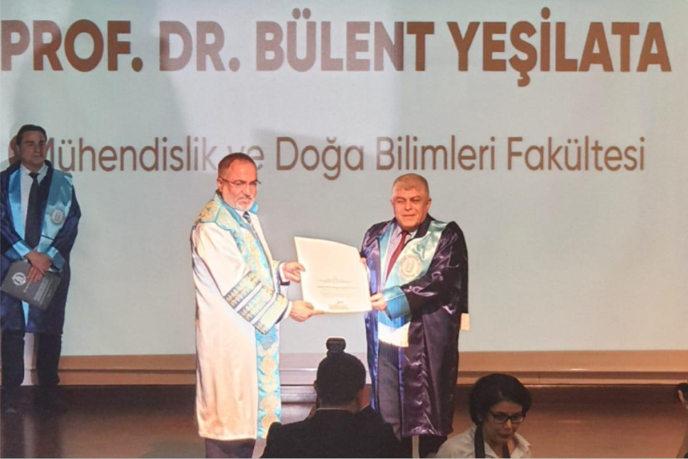 Prof. Dr. Bülent Yeşilata Akademik Performans Ödül Töreni'nde ödül alırken.