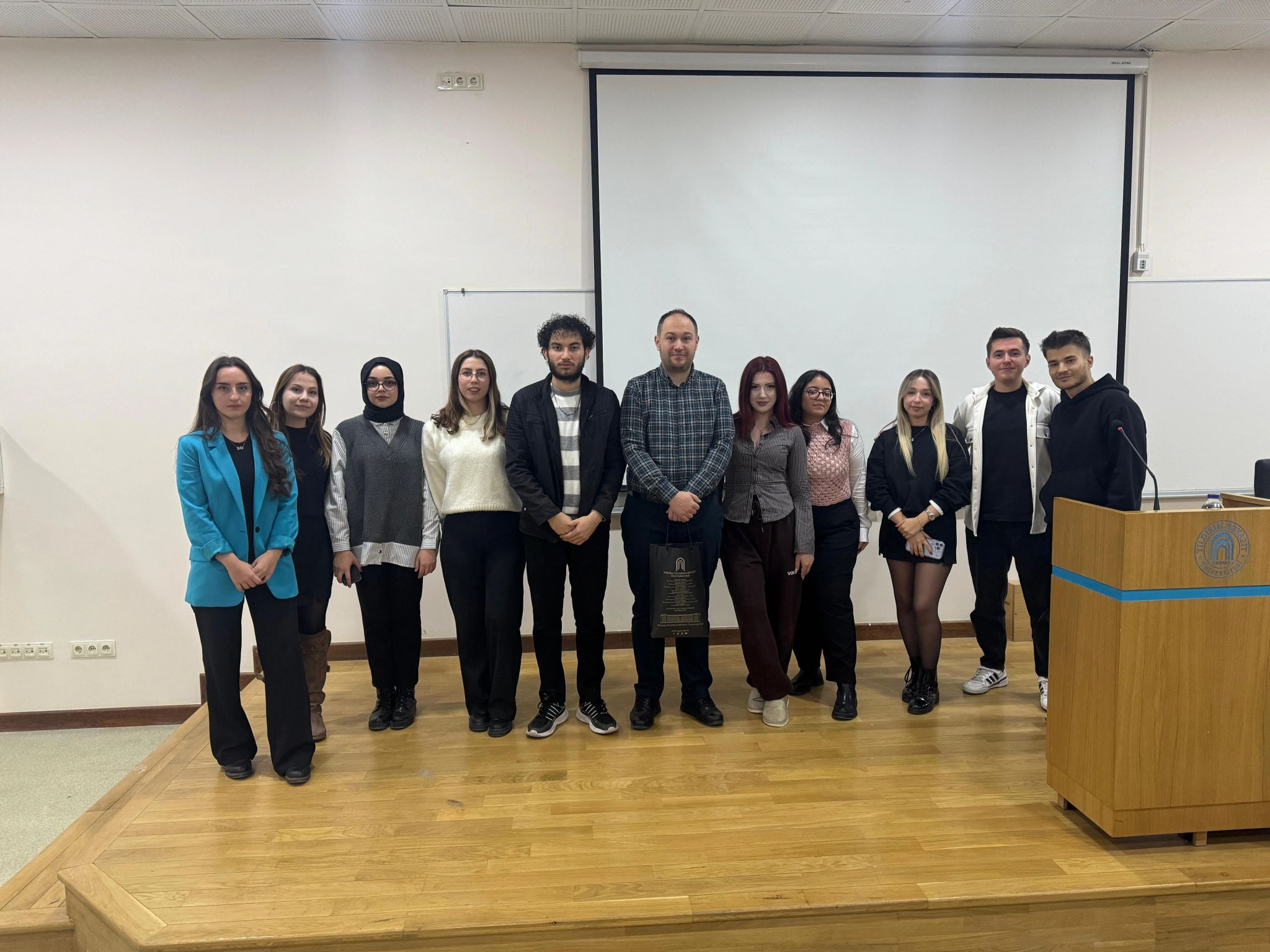 Hakan Yücel ve topluluk yöneticilerinin çekilmiş olduğu fotoğraf