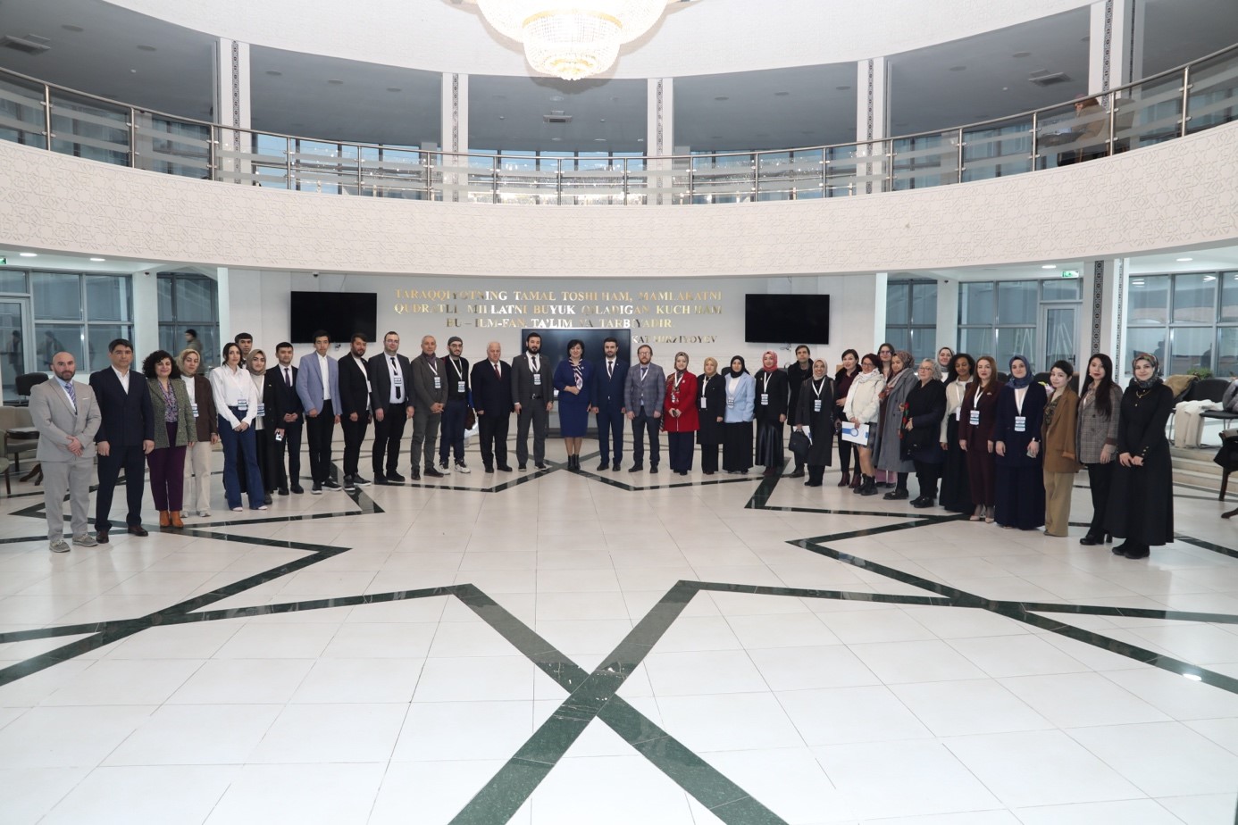 Kongre katılımcılarının kongre binası içinde çekilmiş bir fotoğrafı