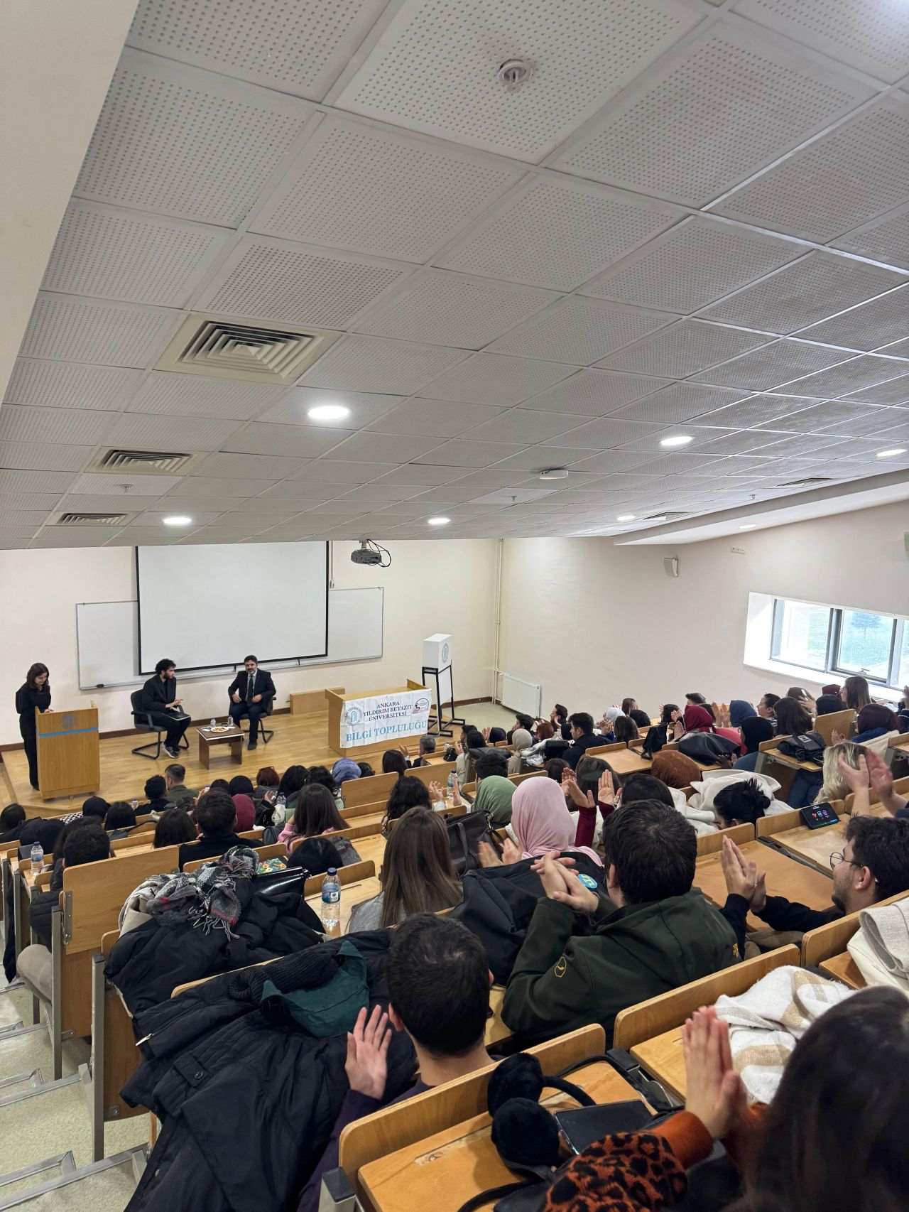 Etkinlik esnasında tüm salonun arkadan çekilmiş fotoğrafı