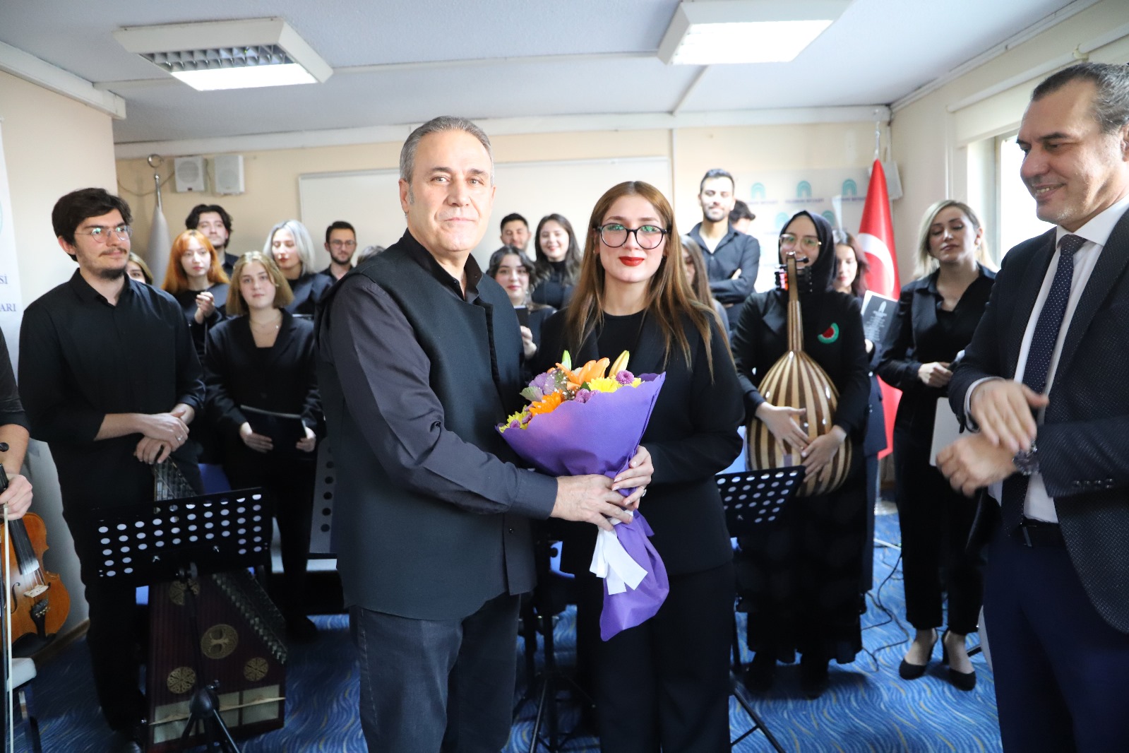 Konser sonrası çiçek taktimi