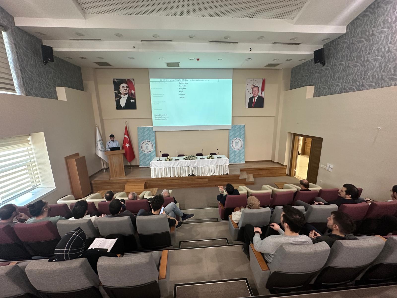 Seminer sırasında çekilen geniş açı toplantı fotoğrafı