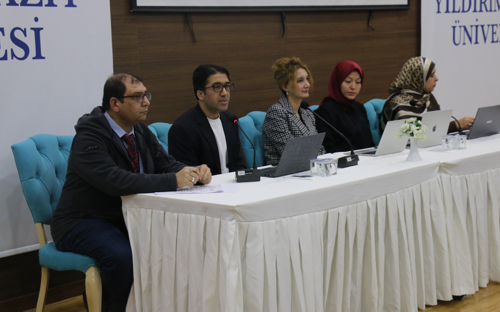 Öğretim Üyelerimizin Arapçanın Lehçelerine Dair Konuşmalarını Gerçekleştirdiği Ana Dair Fotoğraf. 