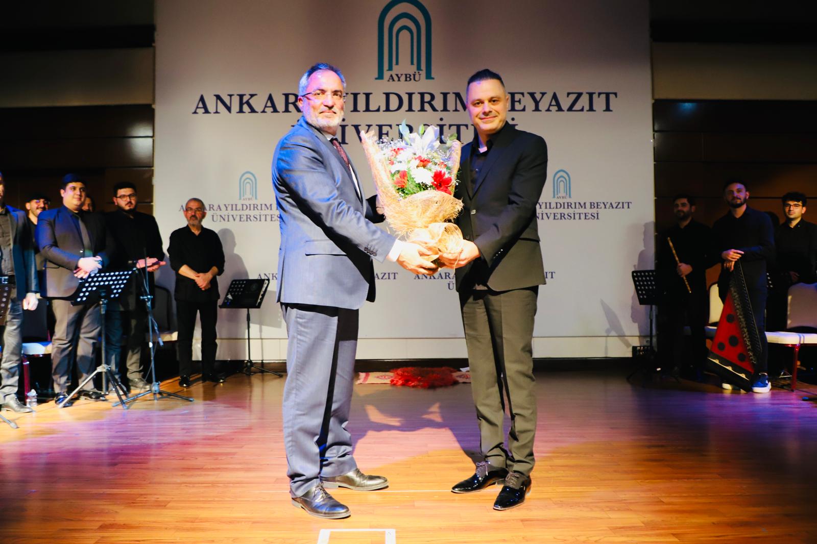 Programın sonunda çiçek takdimi