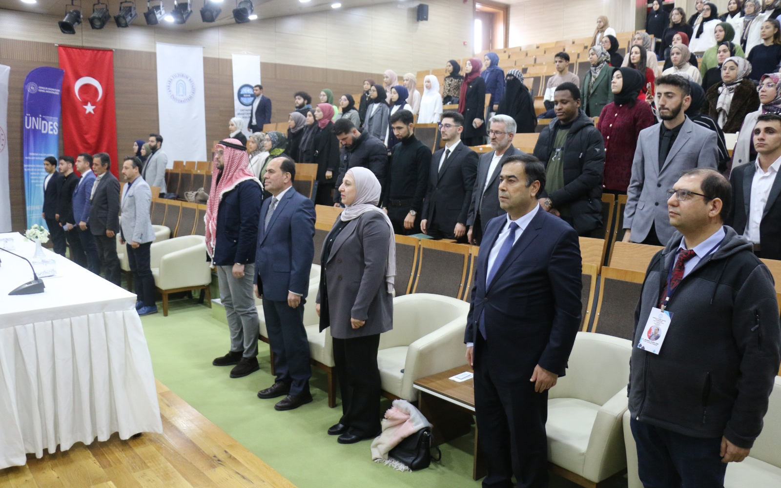 Program Başlamadan Toplu Halde Önce Saygı Duruşu Yapılırken Çekilmiş Fotoğraf. 