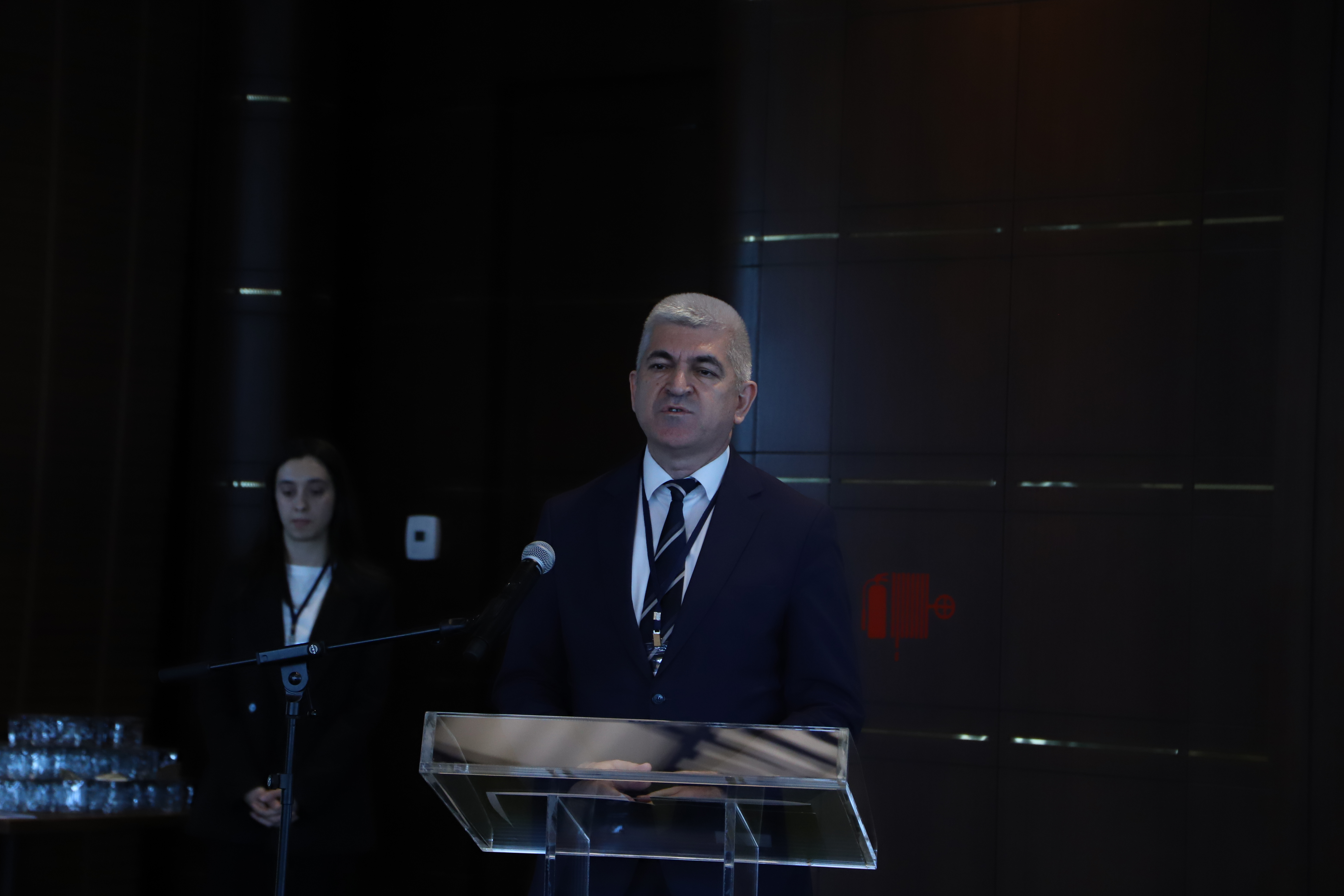 Hocamızın konuşma yaparken çekilmiş bir fotoğrafı