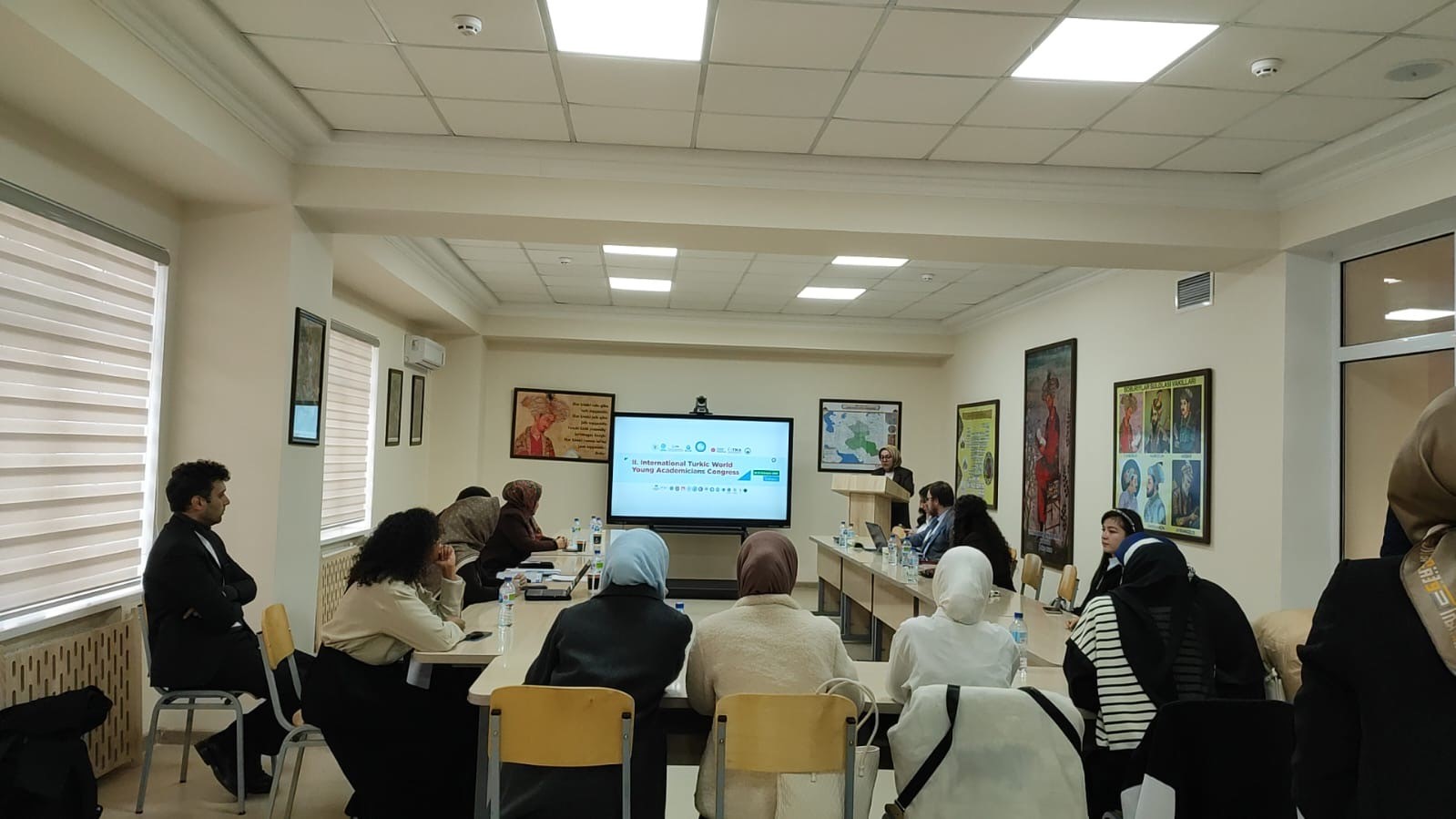 Ayşe Nur Alagöz hocamızın sunum esnasında çekilmiş bir fotoğrafı