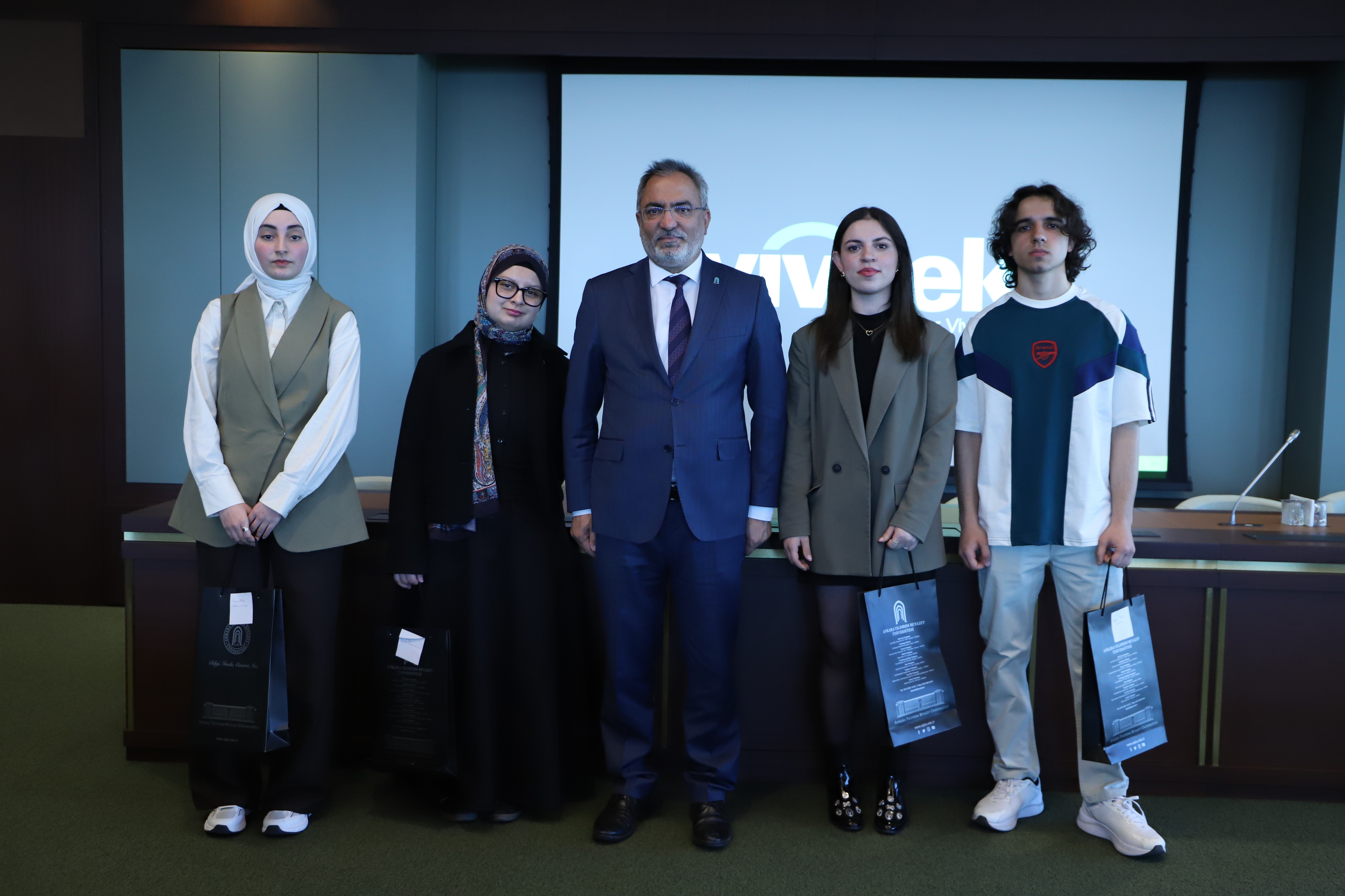 Rektörümüzün öğrencilerle çekilmiş bir fotoğrafı