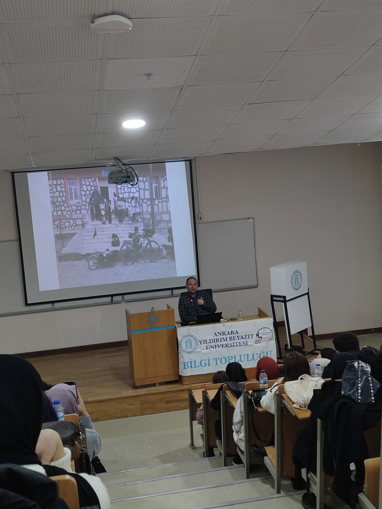 Hakan Yücel'in sunum esnasında çekilmiş fotoğrafı