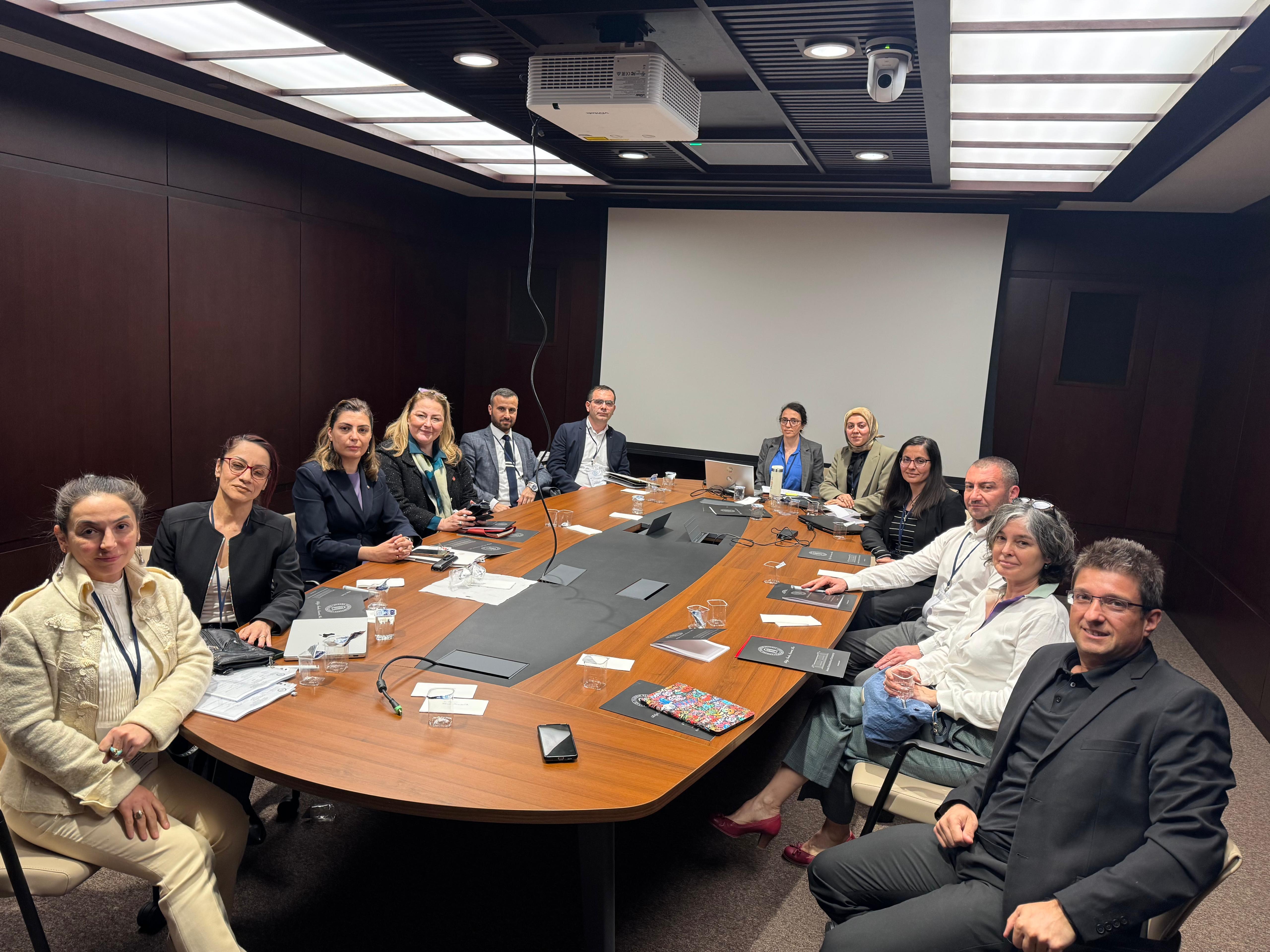 Hocalarımızın çalıştay esnasında tartışma yaparken çekilmiş fotoğrafı