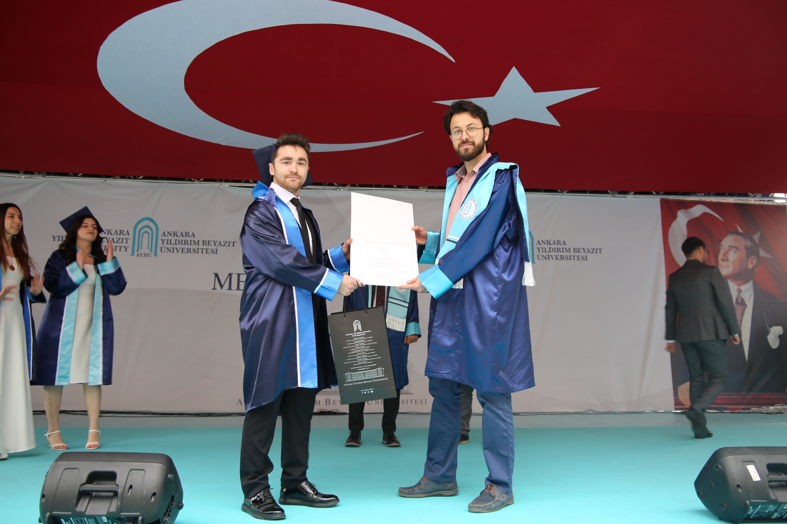 Assist. Prof. Dr. Oğuzhan Mülkoğlu, Vice Head of the Department of Mechanical Engineering, presenting the third-place certificate to Sametcan Akçay during the 2024–2025 Academic Year Graduation Ceremony.