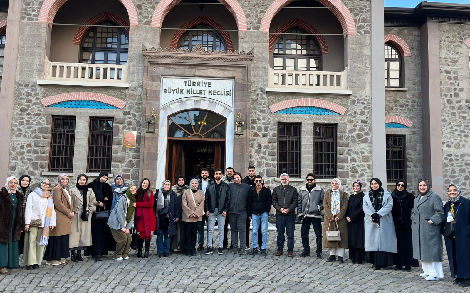 Çalıştay Sonrası Ankara Gezinde Eski Meclis Önüne Çekilmiş Toplu Fotoğraf.