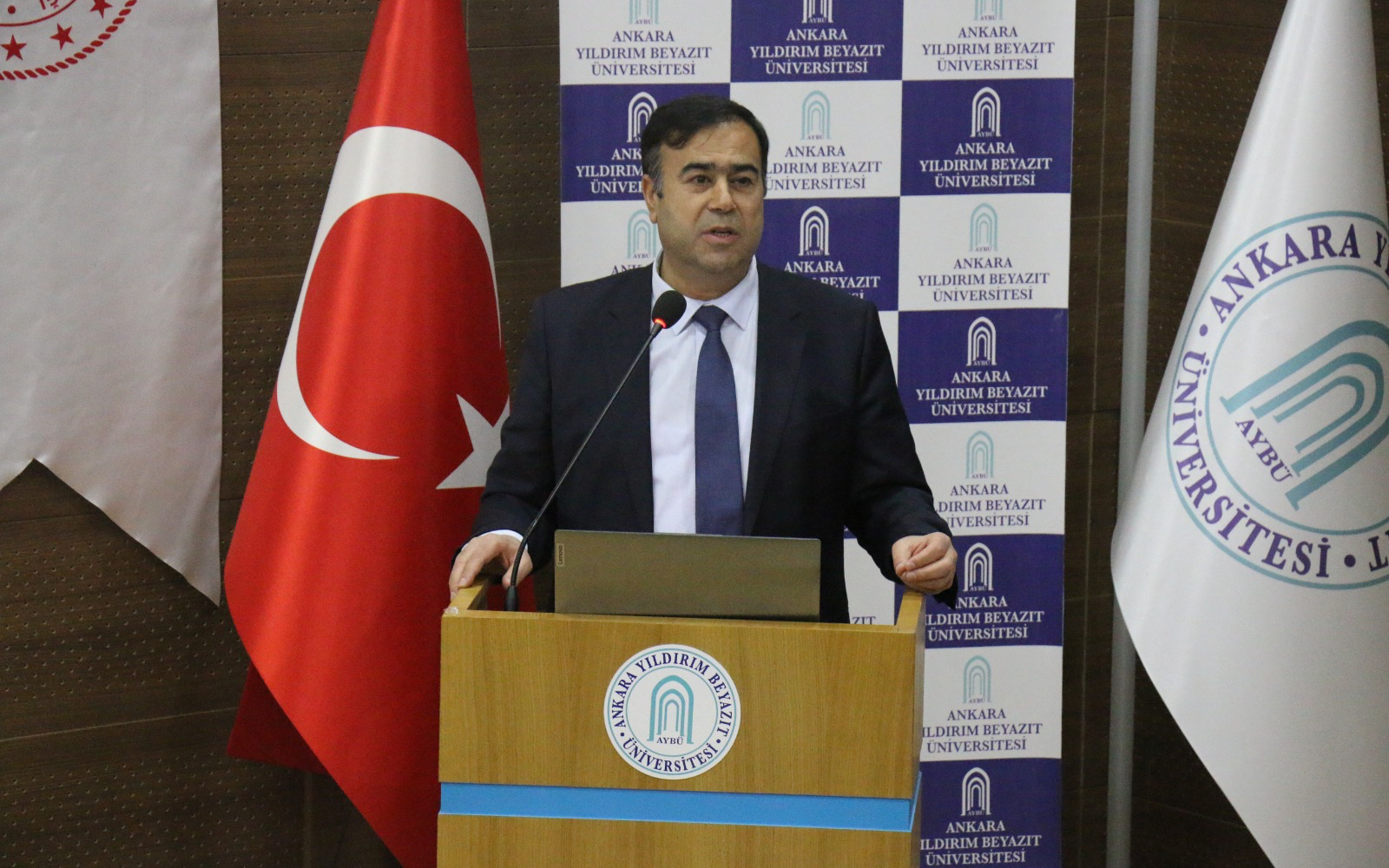 Fakülte Dekanımız Prof. Dr. Hüseyin TUTAR'ın Kürsüde Konuşma Yarken Çekilmiş Fotoğrafı. 