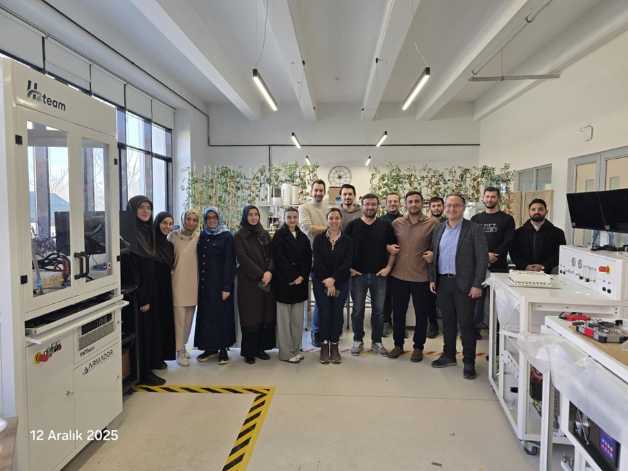 Laboratuvar içinde çalışma ekibinin grup fotoğrafı